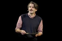 Deutsch-bosnischer Schriftsteller Saša Stanišić eröffnet das "kindly invited"-Festival im Comedia Theater Köln (&copy; Thomas Brill)